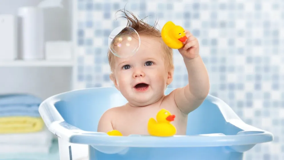 Малыш в ванной. Ванночка для детей. Купание малыша. Малыш купается. Еда купание