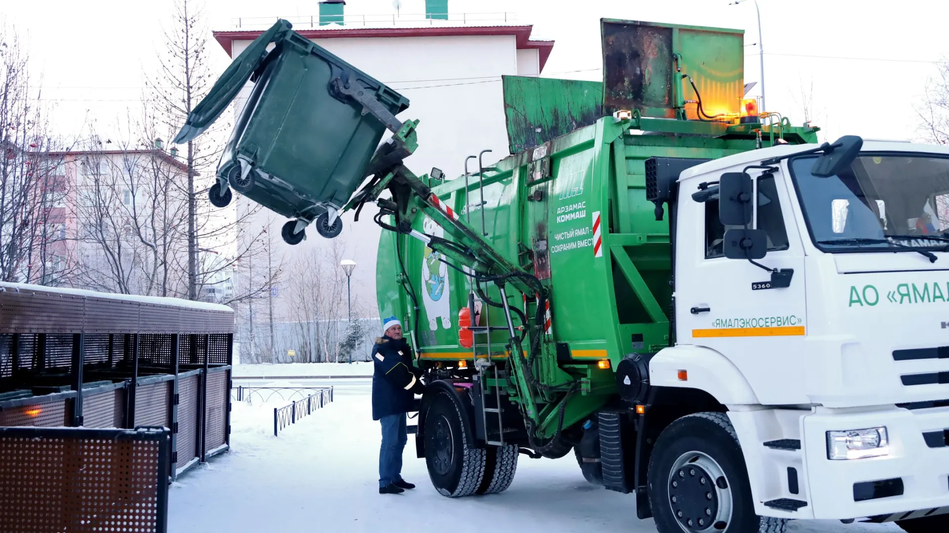 Теперь в Тазовском и Газ-Сале мусор будет вывозить компания «Тасу Ява». Фото: Василий Петров / «Ямал-Медиа»