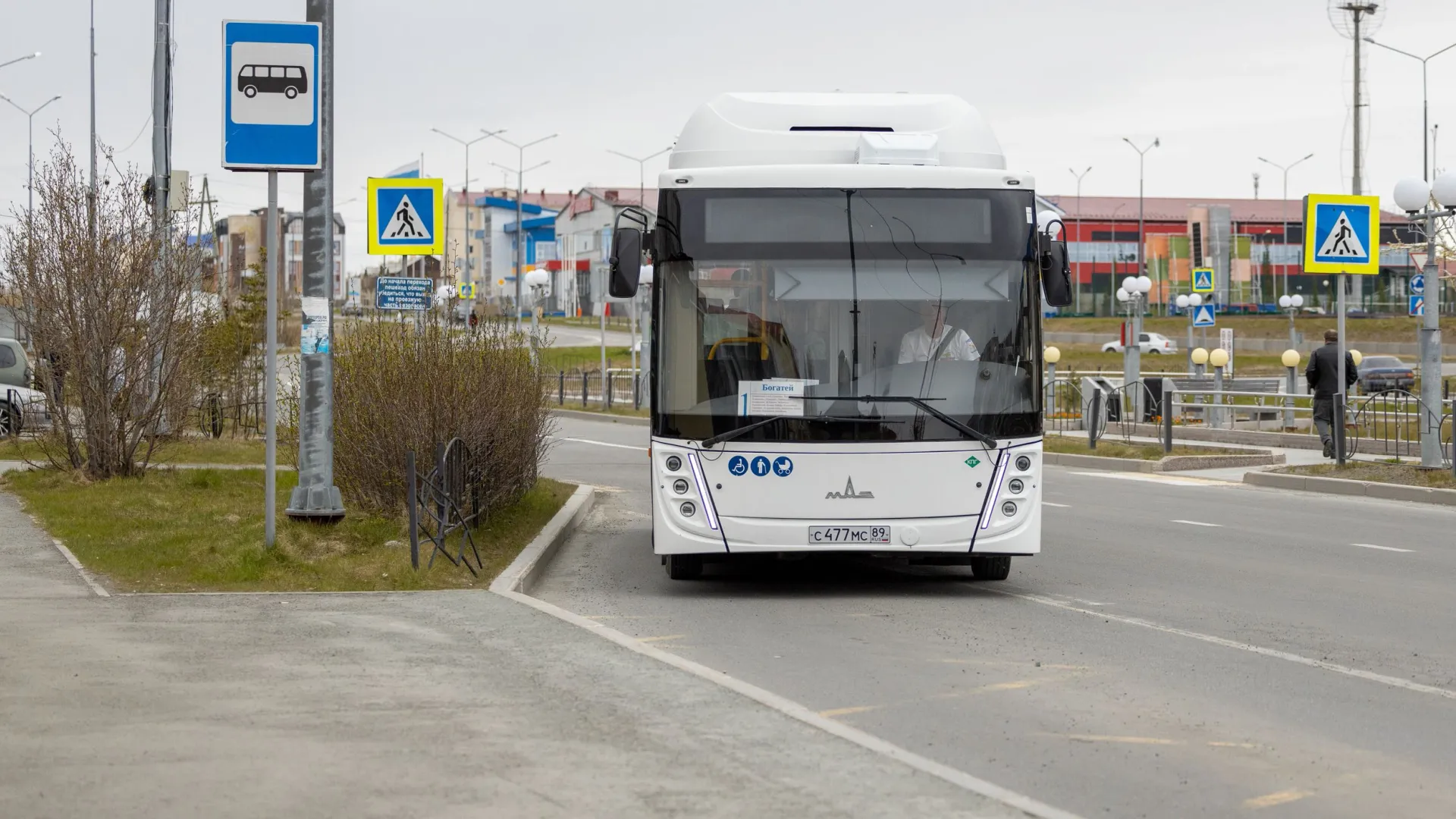 Власти Надыма попросили водителей автобусов проезжать мимо городской  остановки | Север-Пресс