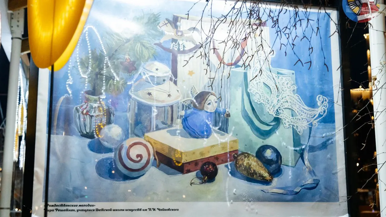 Картины юных художников Ноябрьска на уличной предновогодней выставке. Фото: t.me/noyabrskadmin