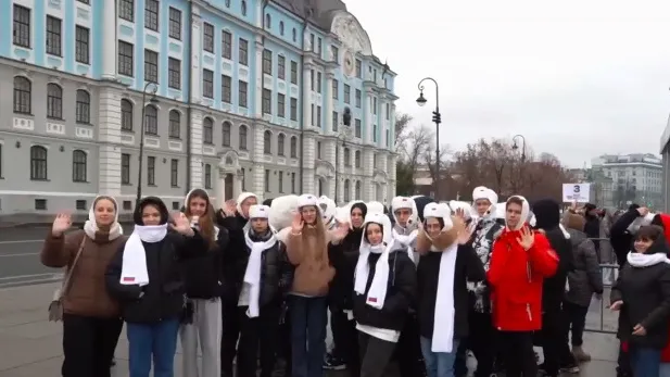 Ребята из Волновахи в Санкт-Петербурге. Скрин видео: vk.com/artyukhov_da