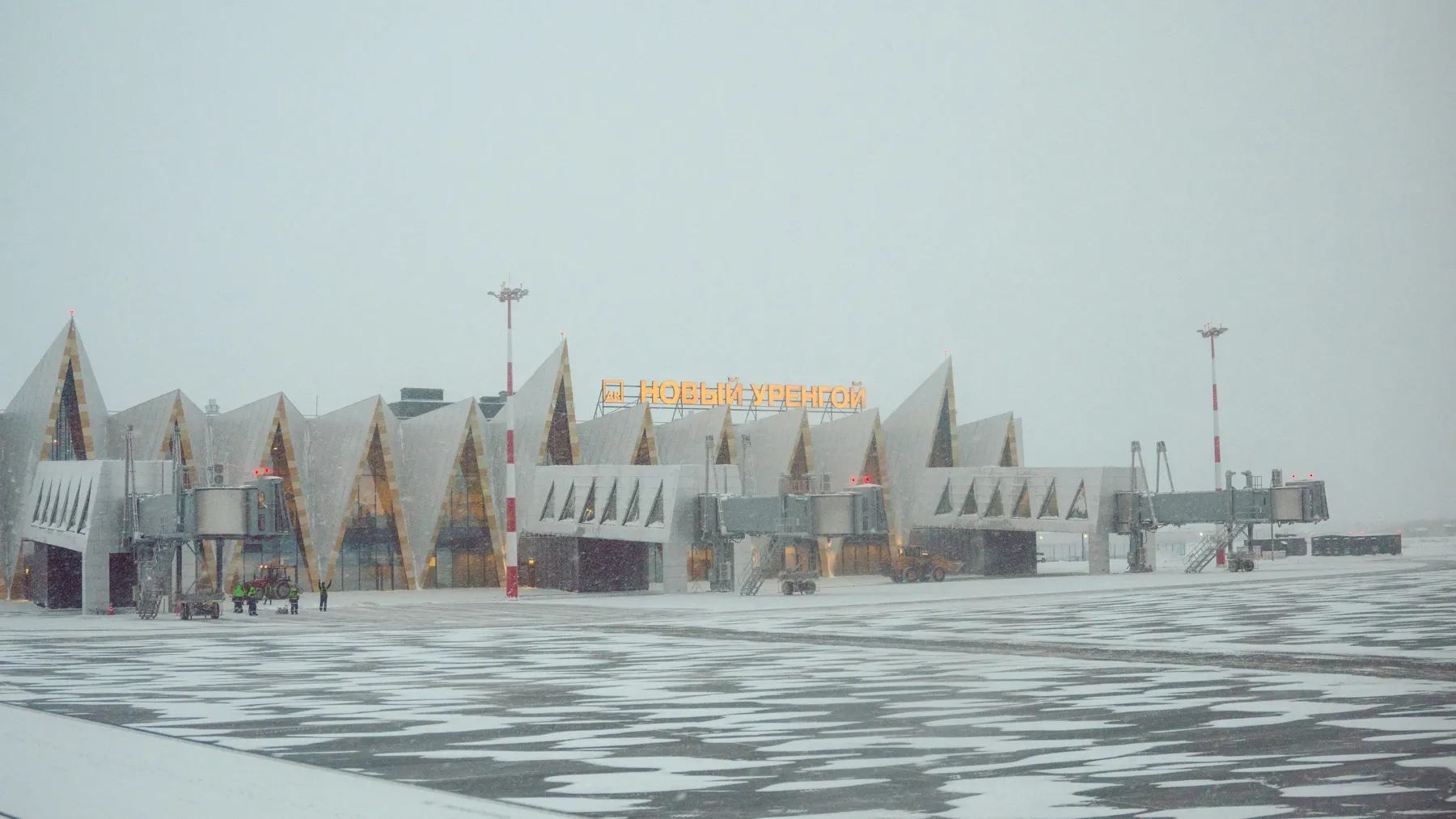 Ан-12 вернулся в аэропорт вылета. Фото: Юлия Чудинова / «Ямал-Медиа»