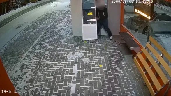 Мужчина попытался отправить в «нокаут» дверь остановки. Фото: скрин видео t.me/gubadm89