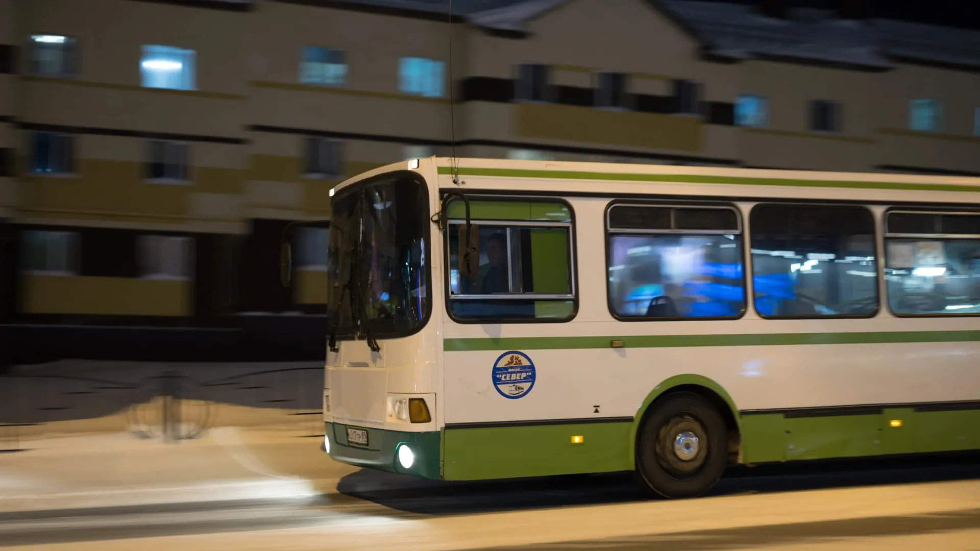 Автобусы будут заезжать на остановку «Двухтысячник» в микрорайоне Обской. Фото: Юлия Чудинова / «Ямал-Медиа»