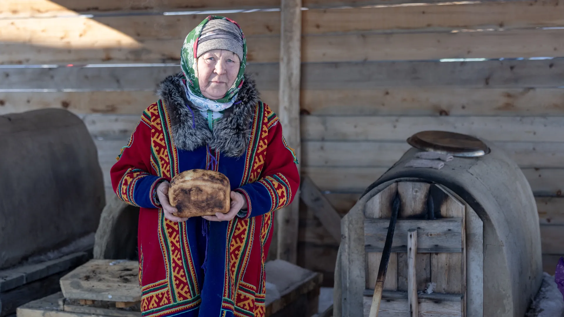 Традиционно в печах пекут хлеб, пироги с ягодой и рыбные. Фото: Сергей Зубков / «Ямал-Медиа»