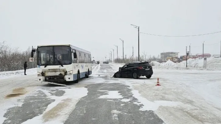 ДТП произошло на 758-м километре трассы Сургут — Салехард. Фото предоставлено пресс-службой Госавтоинспекции Нового Уренгоя