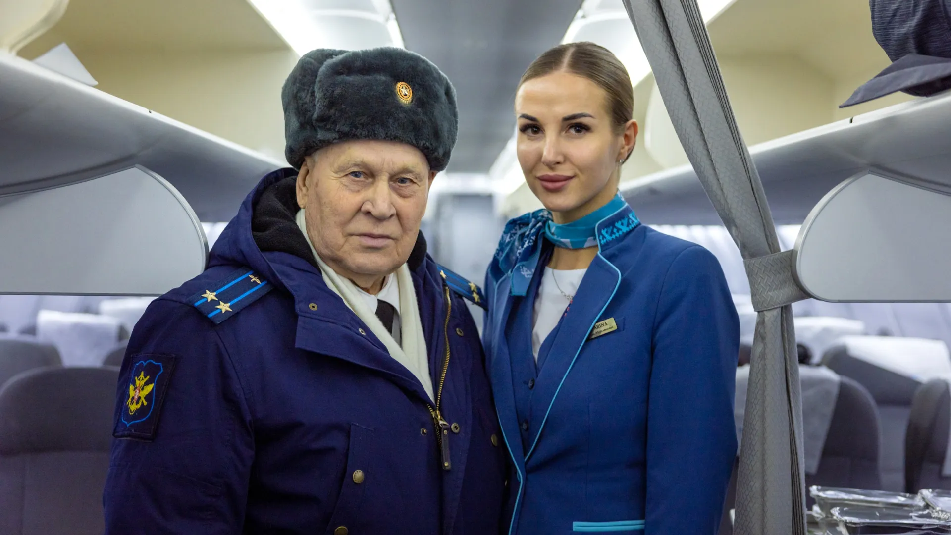 Стюардессы были рады сделать фото на память с Героем России. Фото: Федор Воронов / «Ямал-Медиа»