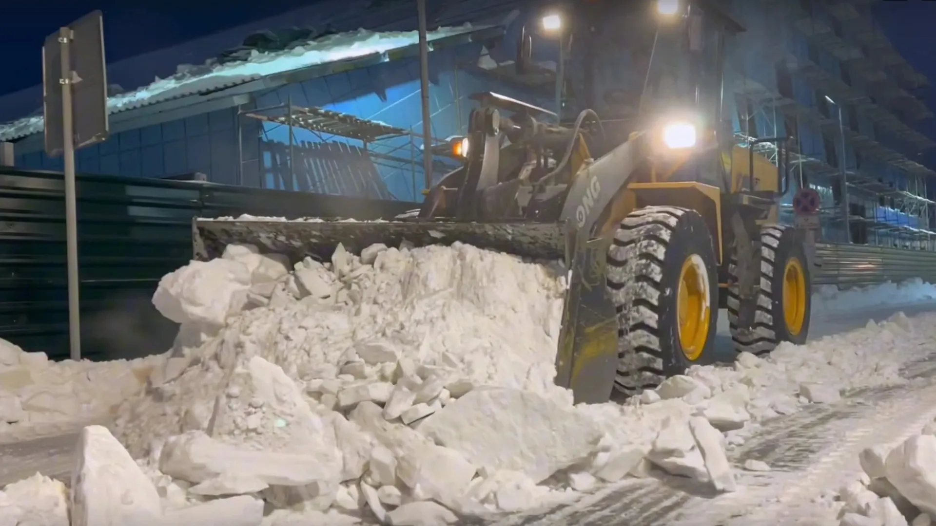 На уборке снега в Губкинском работают работают 32 единицы техники. Кадр из видео vk.com/bandurko_av