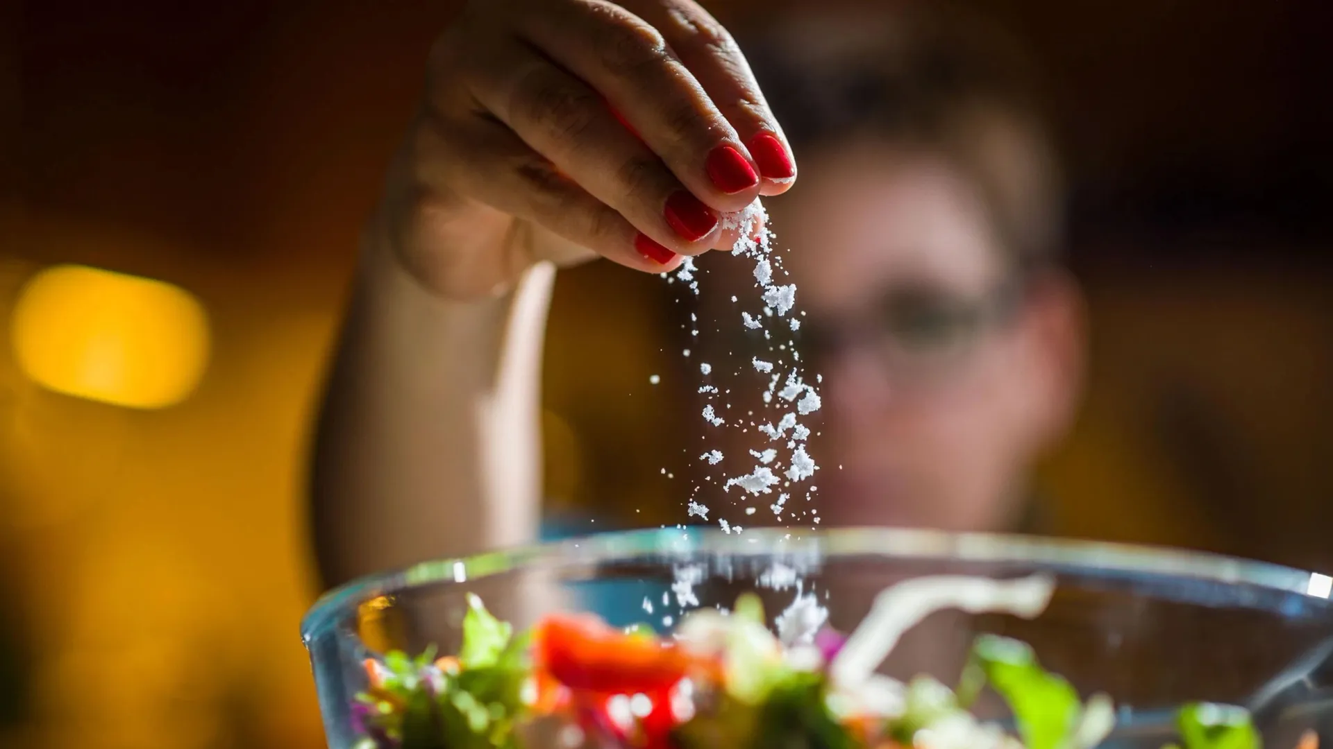 От соленых соусов и приправ при отеках лучше отказаться. Фото: goodbishop/Shutterstock/Fotodom
