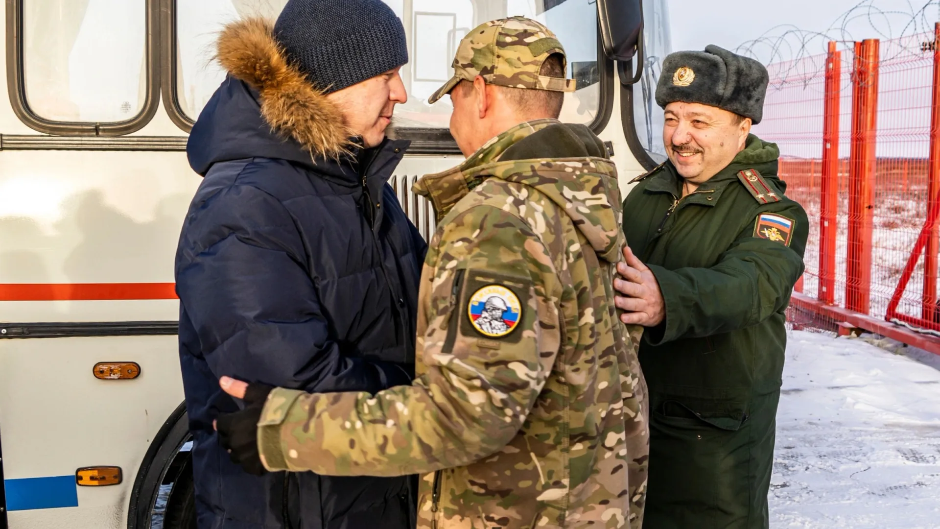 Два года разлуки: в Яр-Сале встретили приехавшего в отпуск бойца СВО |  Север-Пресс