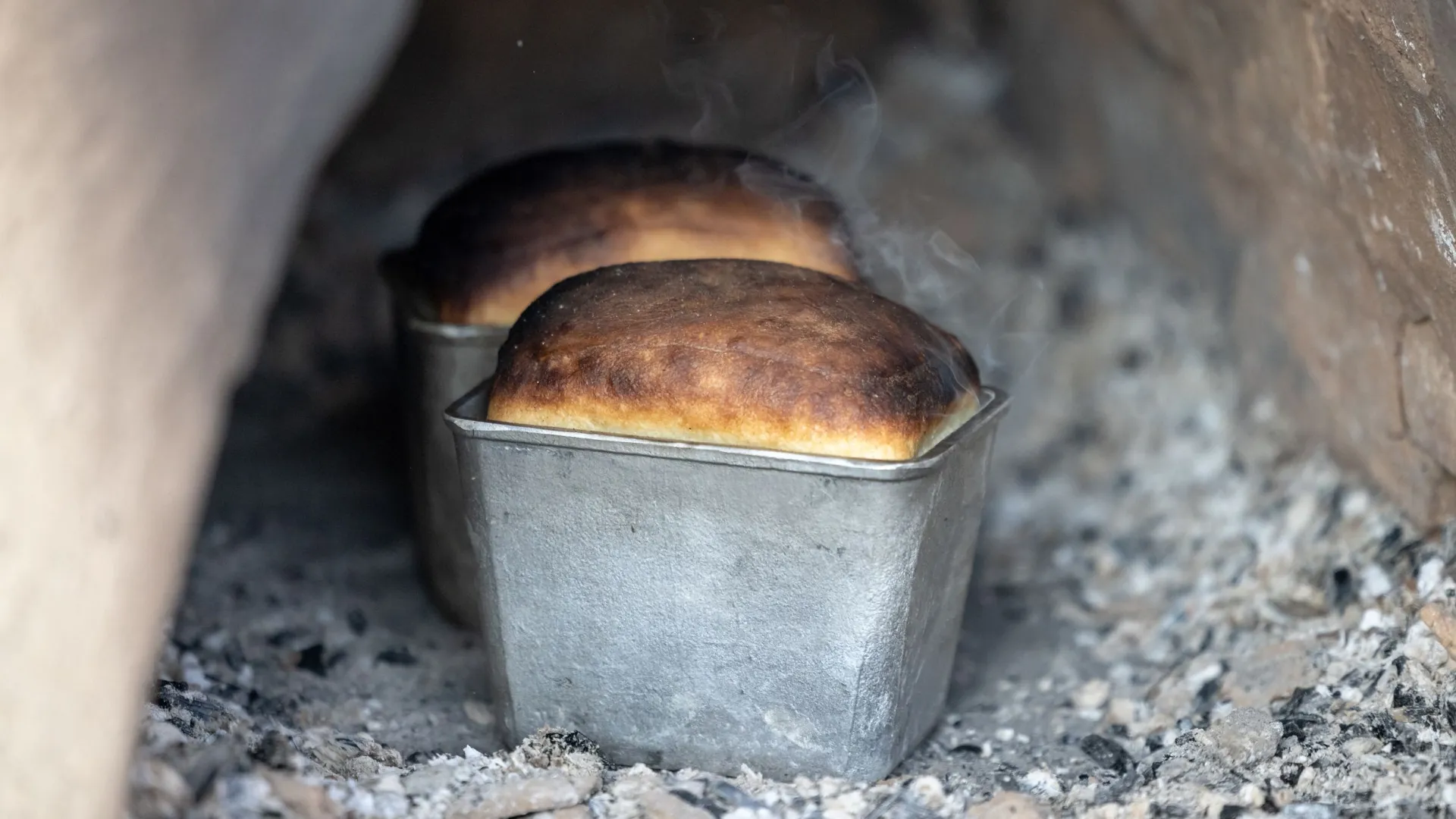 Глина поддерживает сильный и ровный жар, что и нужно для выпечки хлеба. Фото: Сергей Зубков / «Ямал-Медиа»