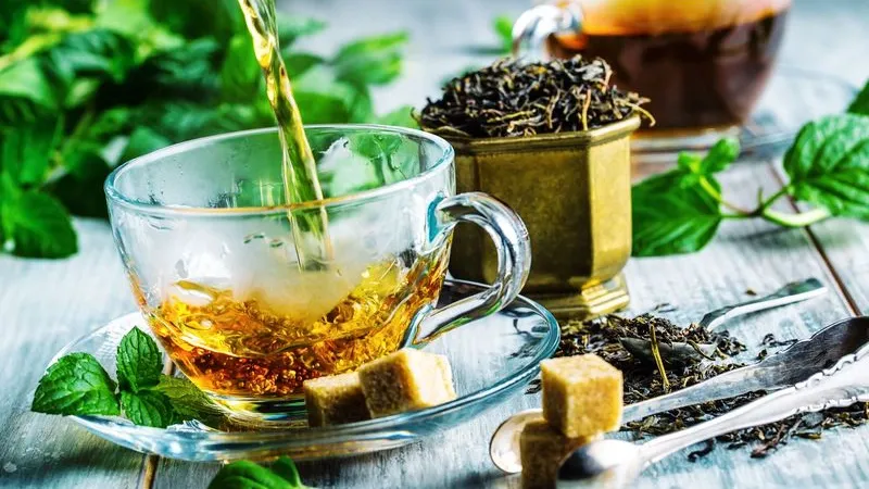 Пара ложек сахара в чае не скажется на здоровье. Фото: Marian Weyo / Shutterstock / Fotodom