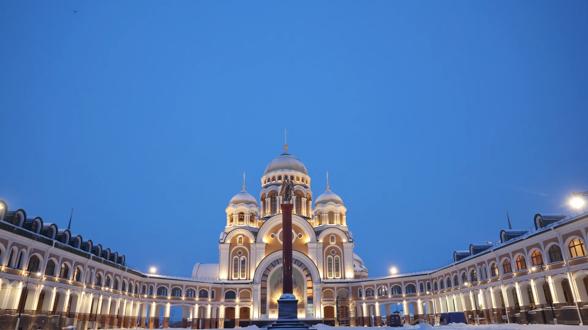 Строящийся храм впечатлил министра. Фото: Андрей Ткачев / «Ямал-Медиа»