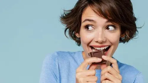Уровень эстрогена поддержит шоколадка. Фото: ViDI Studio / Shutterstock / Fotodom. 