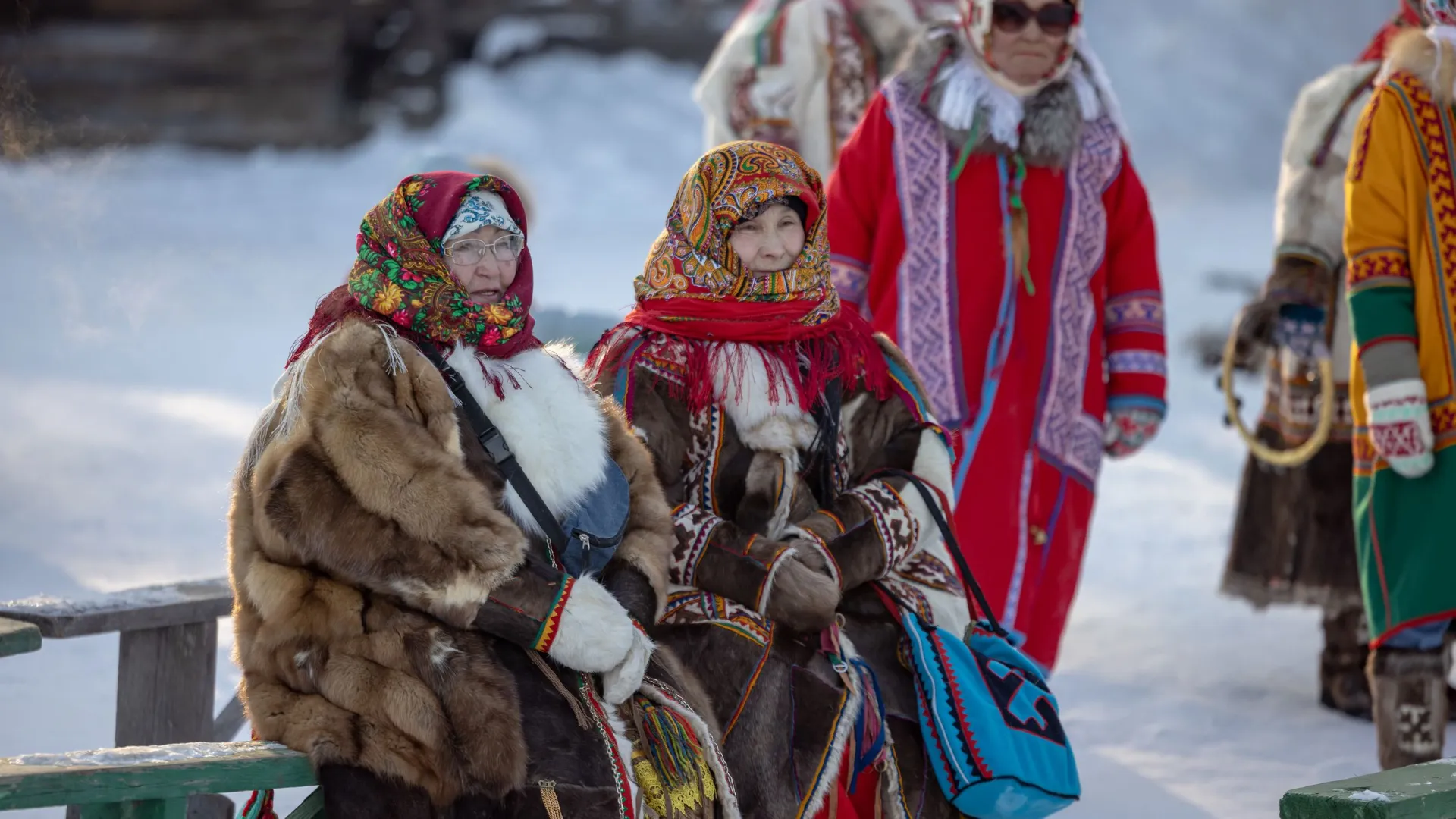 Гости были удивлены тем, что местное население носит национальную одежду постоянно. Фото: Сергей Зубков / «Ямал-Медиа» 
