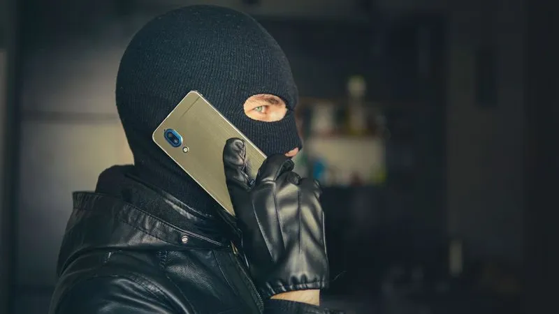 Телефонные мошенники выдают себя за правоохранителей или обещают быстрые деньги. Фото: Melnikov Dmitriy/ Shutterstock / Fotodom
