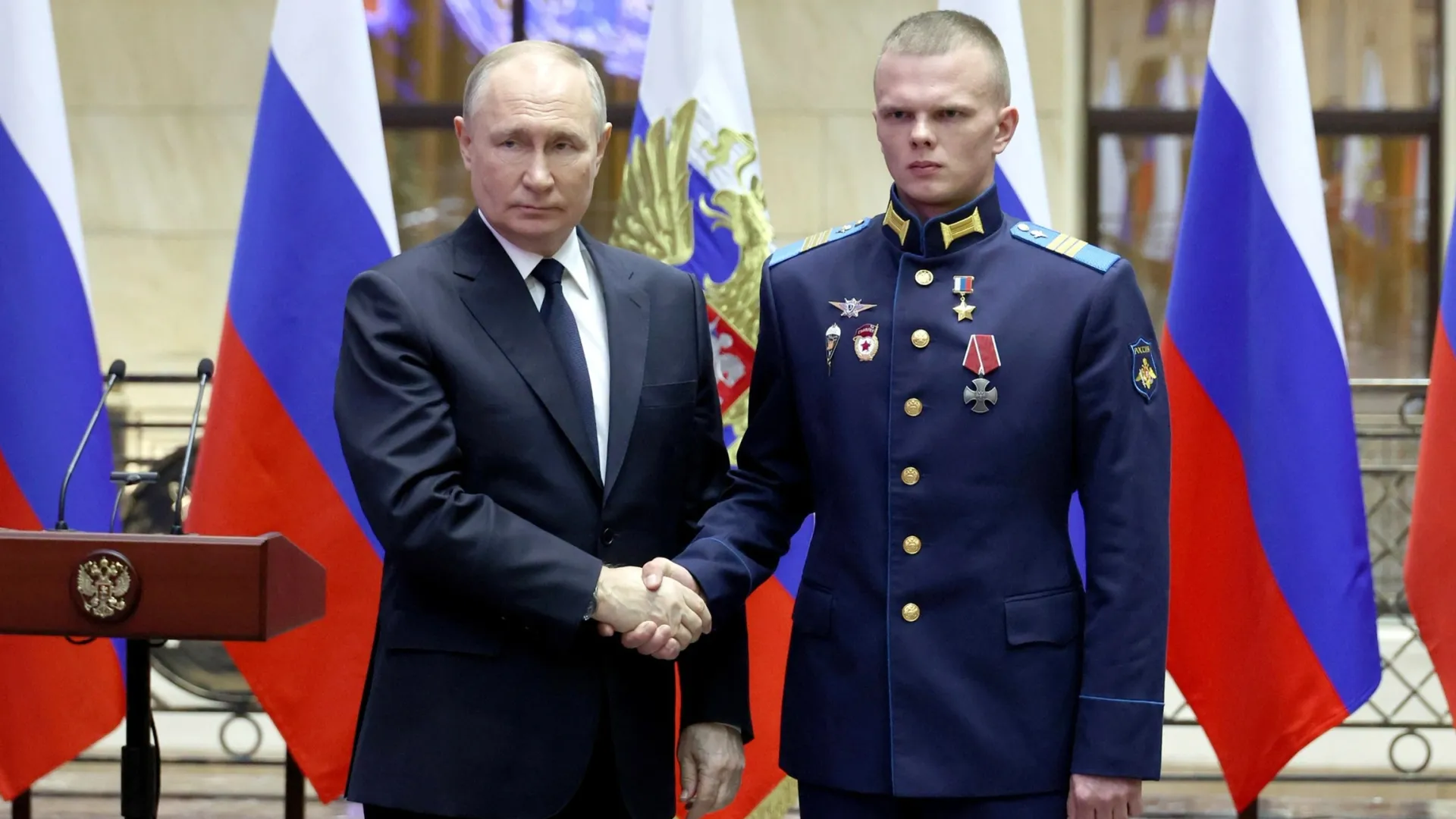Герой России Евгений Супаков принимает награду из рук главы государства. Фото предоставлено пресс-службой Кремля