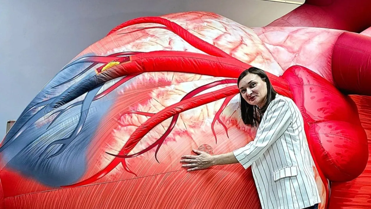 Надымчане могли рассмотреть на макете сердца здоровые сосуды и артерии с холестериновыми бляшками. Фото: yamalcmp.yanao.ru