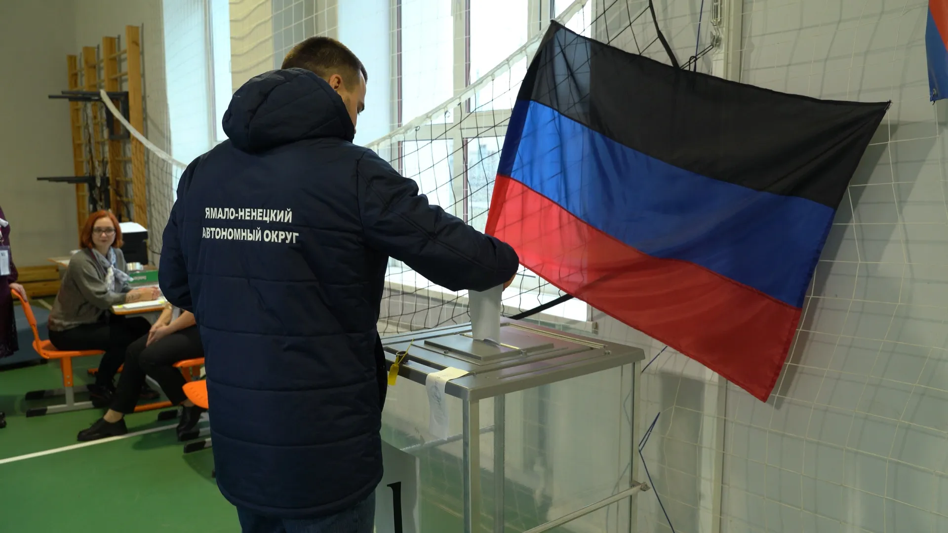 Ямальцы голосуют в подшефной Волновахе. Фото: Анна Цепаева / «Ямал-Медиа»