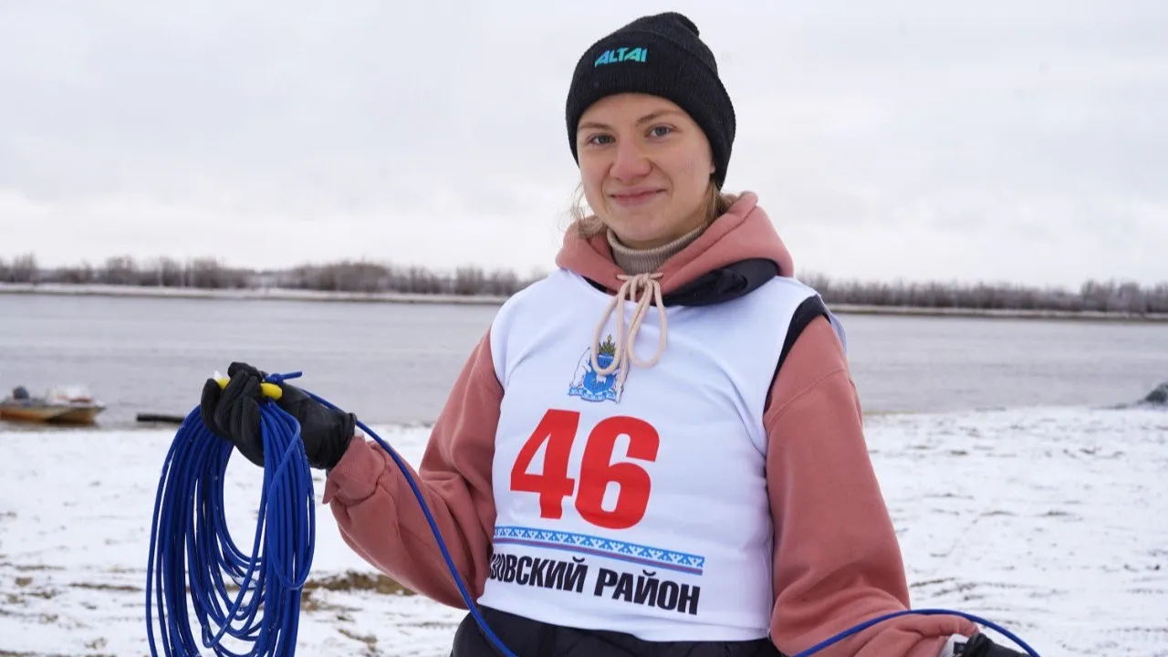 Мастер спорта России по северному многоборью Маргарита Лаптандер метнула топор на 123 метра. Фото: t.me/Ugai_VK