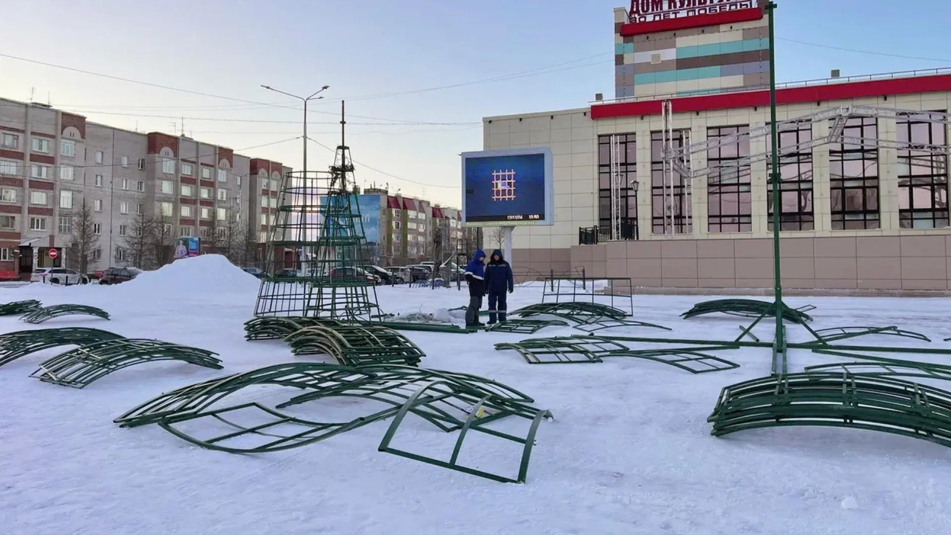 Сборка ели. Фото предоставлено администрацией Лабытнанги / t.me/lbt_harp