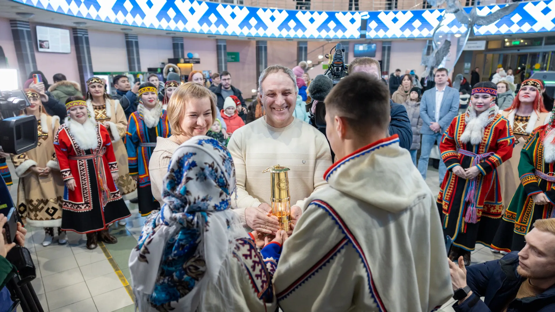 Передача огня в салехардском аэропорту. Фото: Федор Воронов / «Ямал-Медиа»