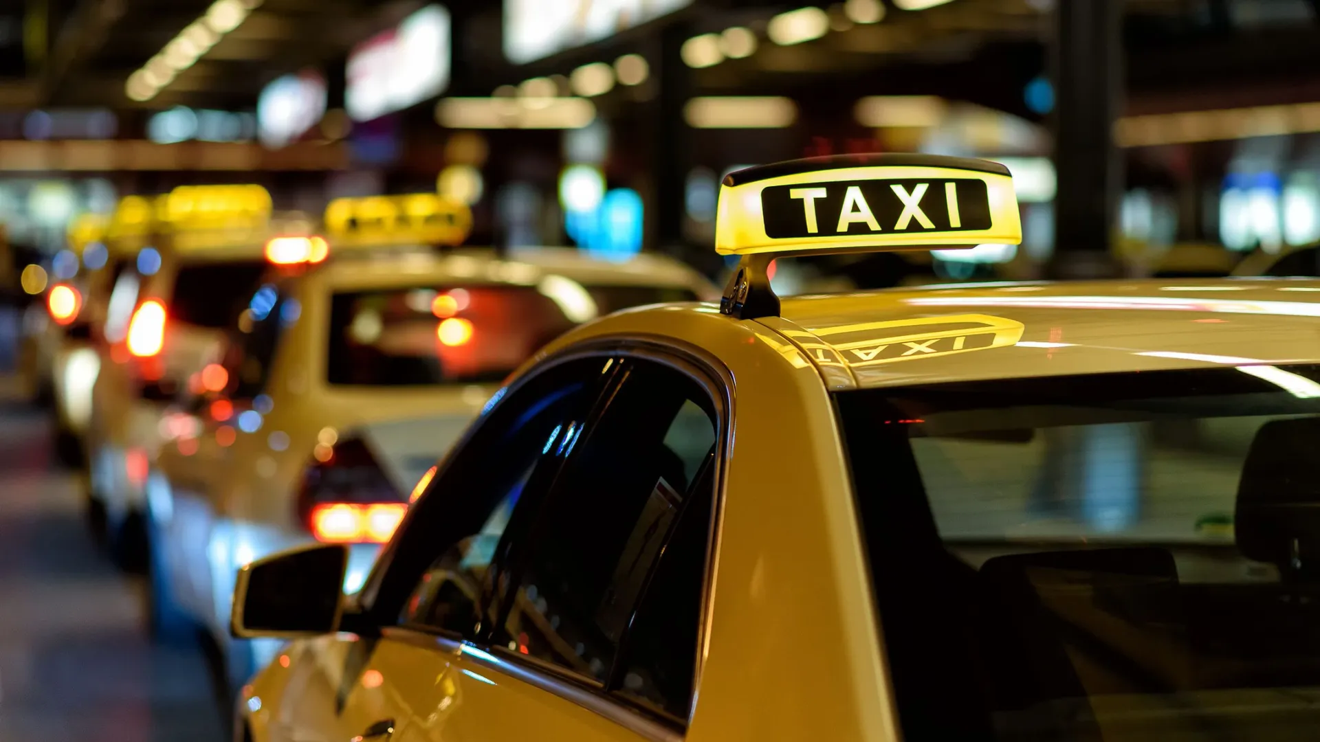 Приложение для водителей такси не всегда работает корректно. Фото: Андрей Ткачев / «Ямал-Медиа»