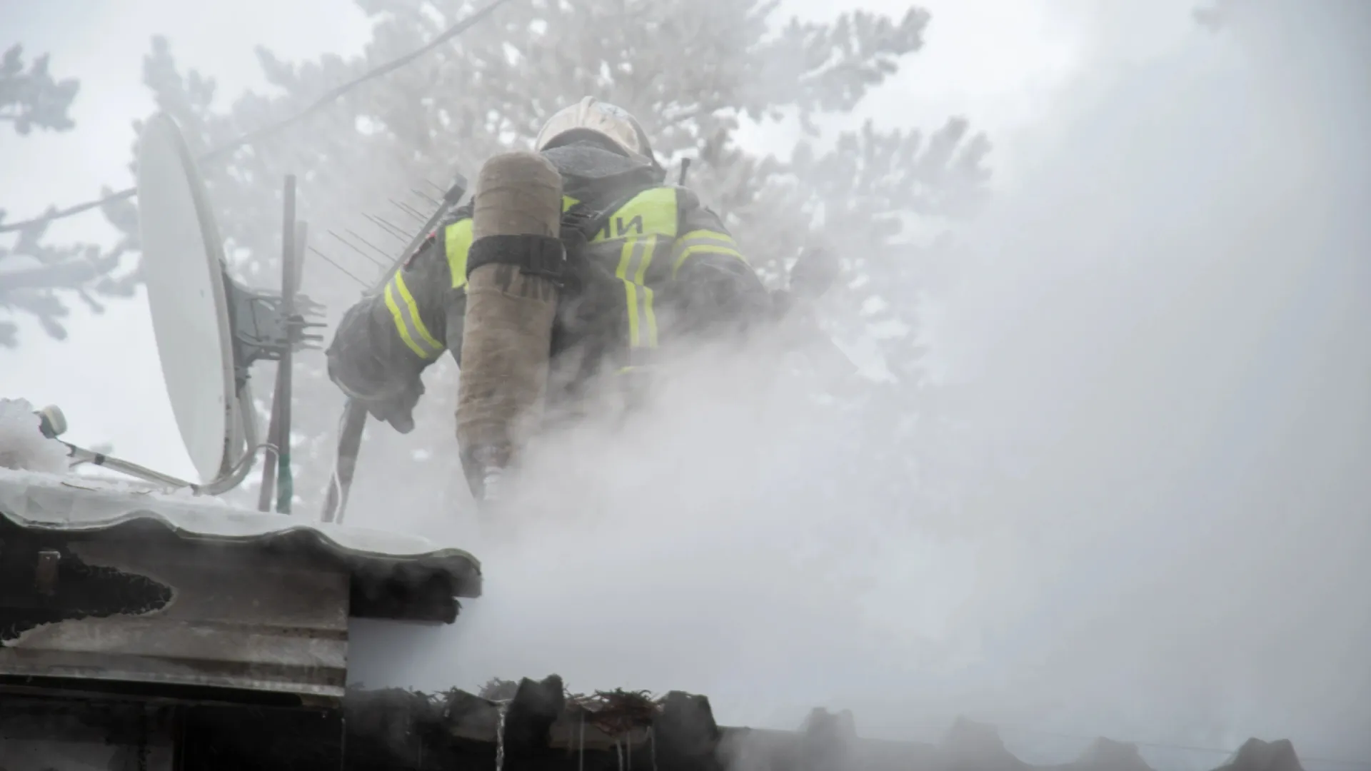 Возгорание в Антипаюте тушили 16 пожарных, были задействованы две спецмашины. Фото: Юрий Здебский / «Ямал-Медиа»
