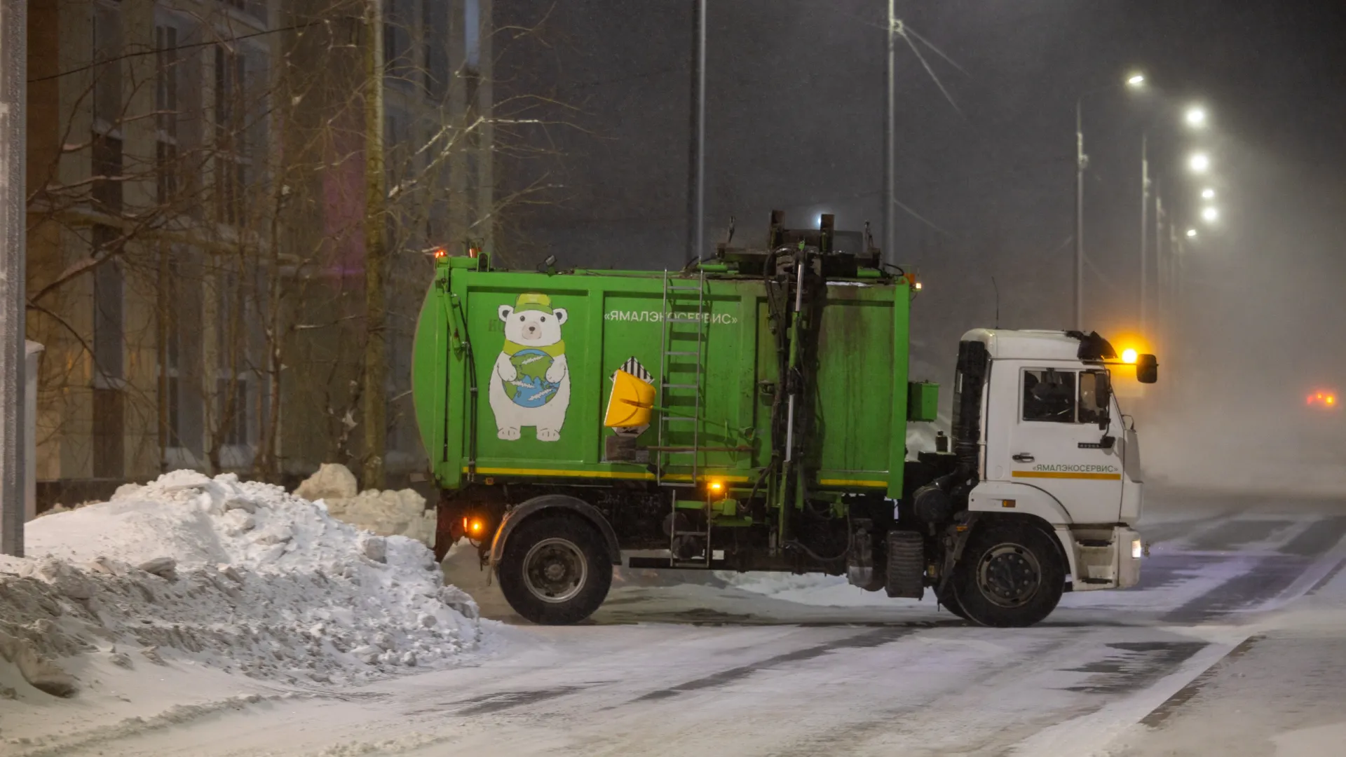 В Новом Уренгое мусоровозам мешают работать автомобилисты. Фото: Федор Воронов / «Ямал-Медиа»