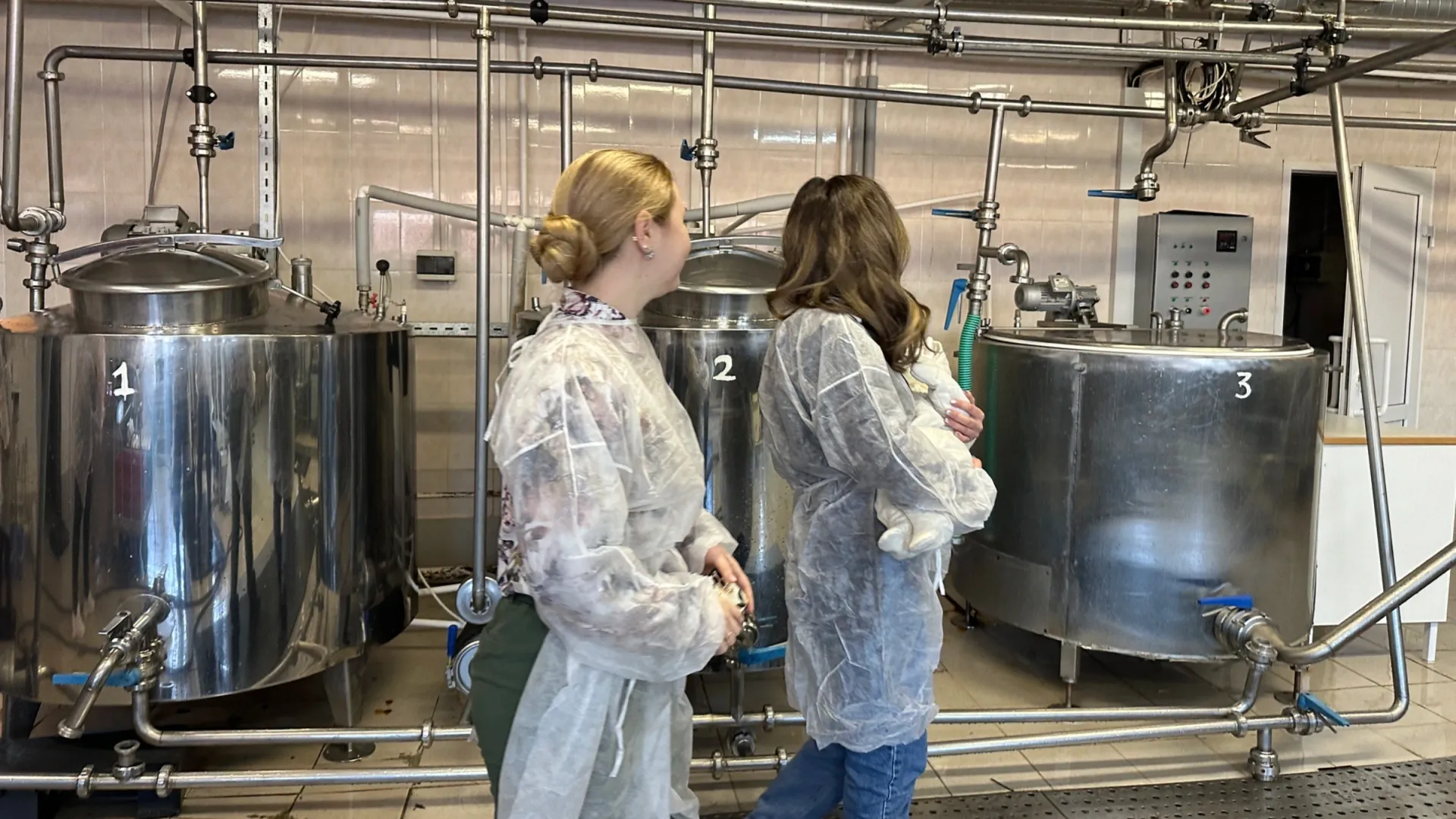 Салехардским женщинам подробно рассказали обо всех этапах производства молочки. Фото: «Ямал-Медиа»