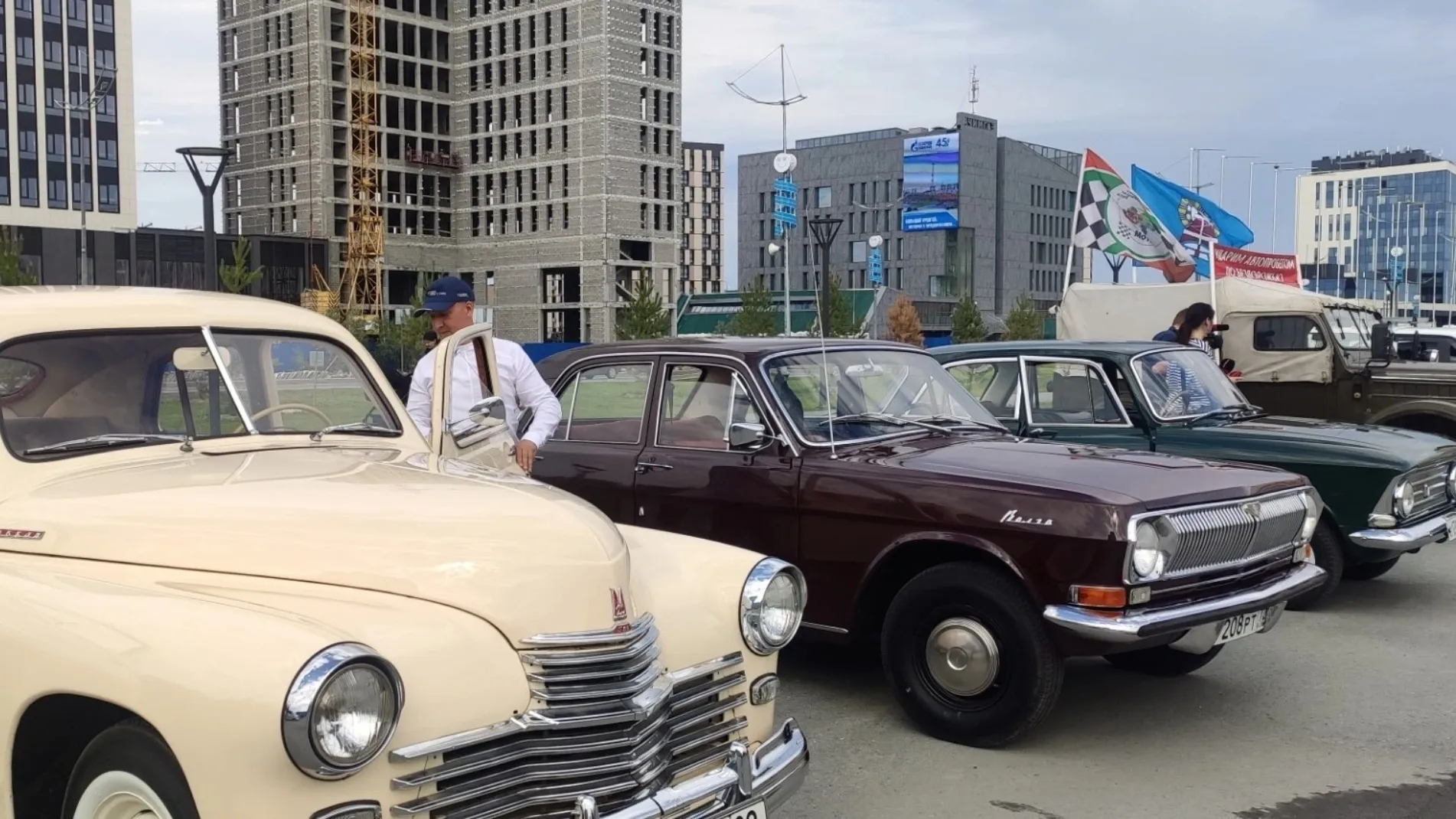 В Новом Уренгое стартовал первый на Ямале автопробег на ретромашинах |  Север-Пресс