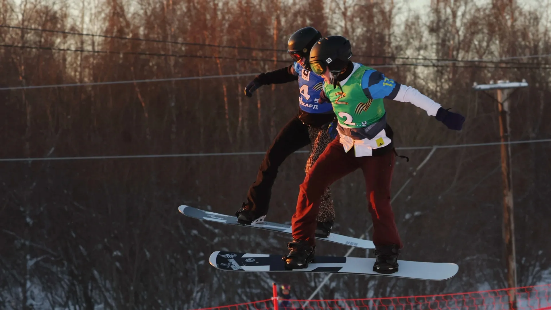 На трассе сноубордисты развивают скорость до 70 км/ч. Фото: Андрей Ткачёв / «Ямал-Медиа»