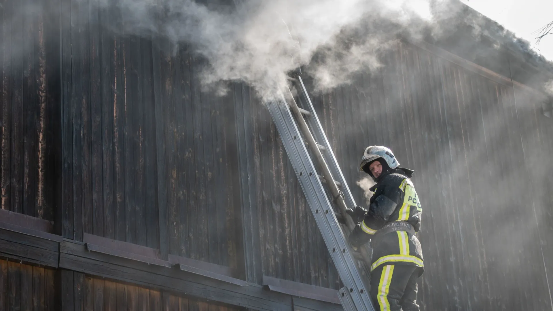 К загоревшемуся дому быстро прибыли пожарные. Фото: Юрий Здебский / «Ямал-Медиа»