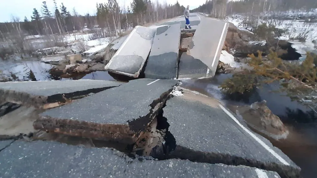 В УГИБДД изучают информацию о разломе дороге. Фото: t.me/Noyabrsk112