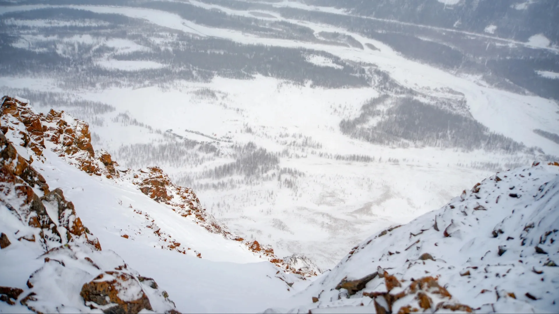 «Команда Арктики» оценит сложность прохождения маршрута зимой на Рай-Изе. Фото: Сергей Зубков / «Ямал-Медиа»