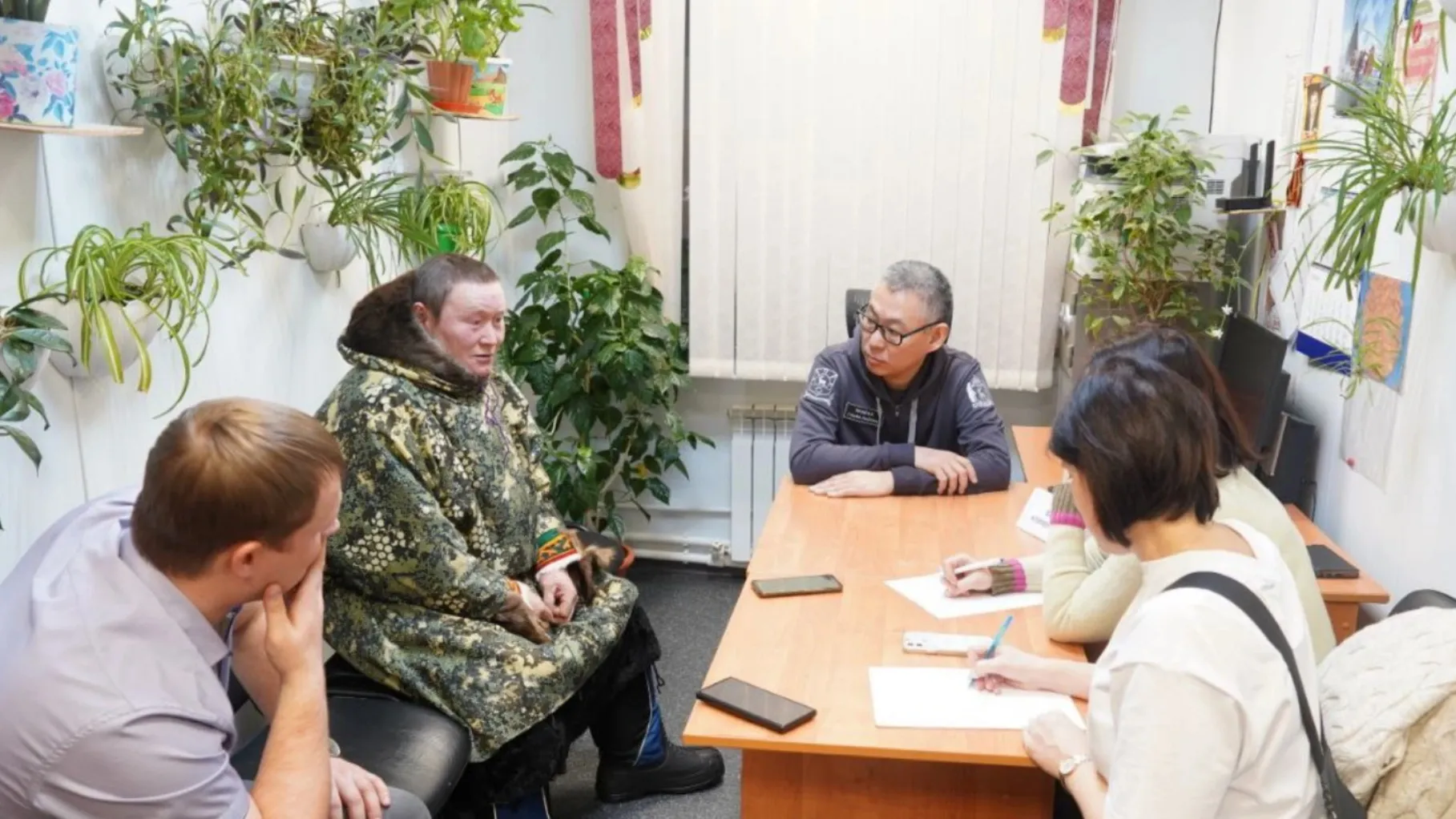Глава Тазовского района провел личный прием жителей отдаленных сел. В работу принято более полусотни обращений. Фото: t.me/Ugai_VK