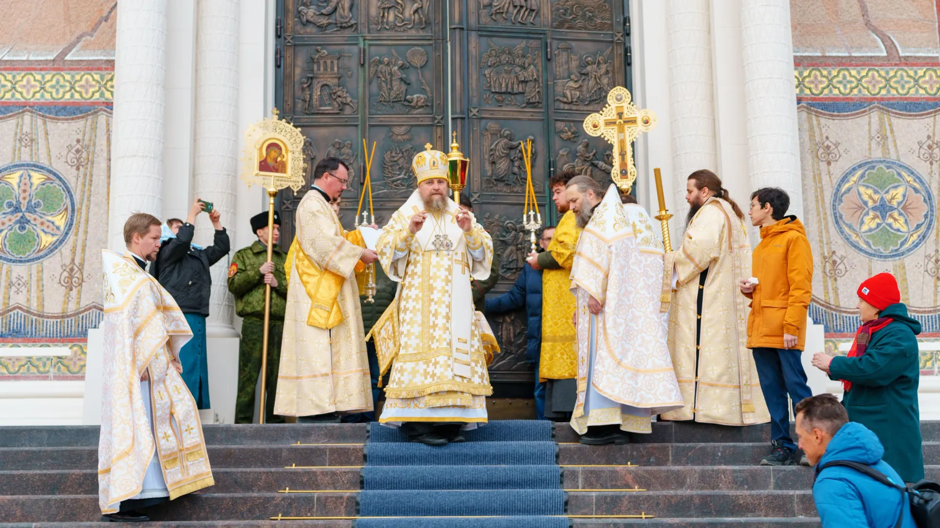 Богослужение возглавил архиепископ Николай. Фото: Сергей Зубков / «Ямал-Медиа»