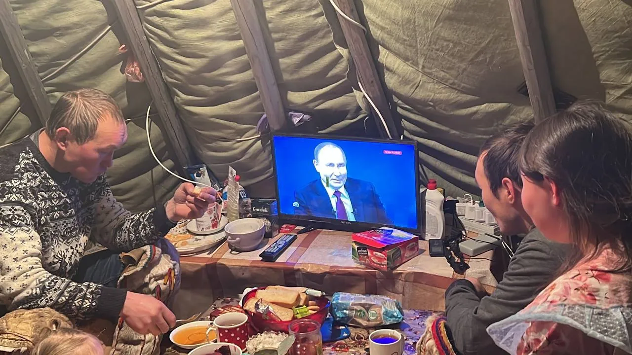 Тундровики следили за выступлением Путина. Фото: t.me/eduard_yaungad