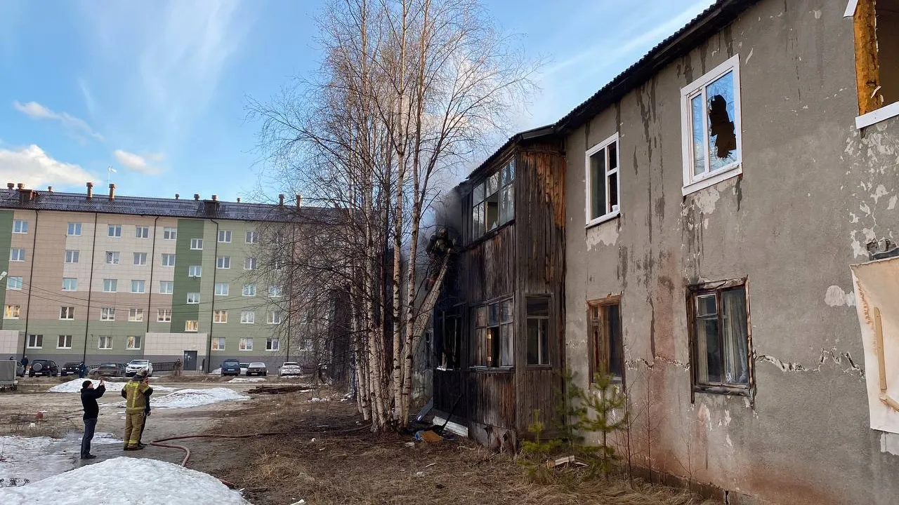 Расселенный дом по адресу проспект Мира, 9 горит уже в третий раз. Фото: Ярослав Кудренок / «Ямал-Медиа»