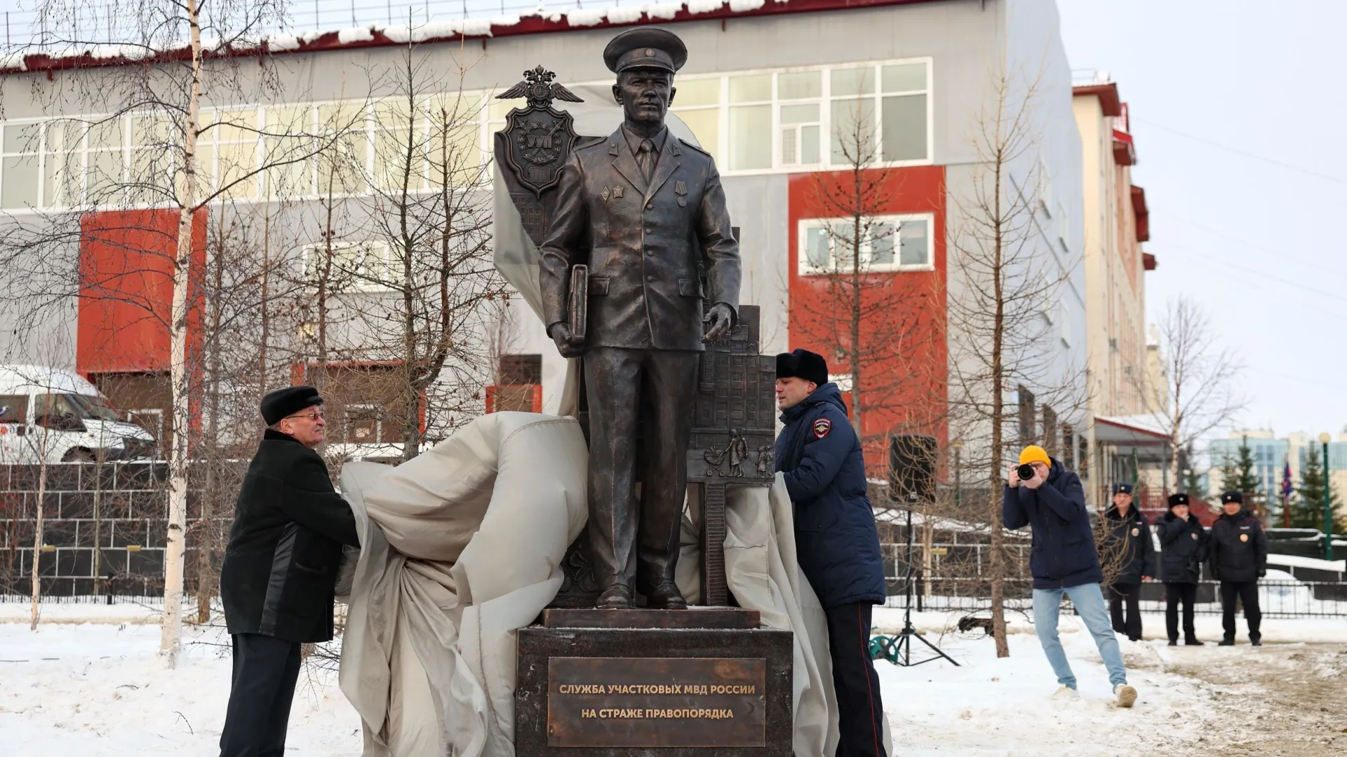Памятник участковому открыли в Салехарде. Фото: Андрей Ткачев / «Ямал-Медиа»