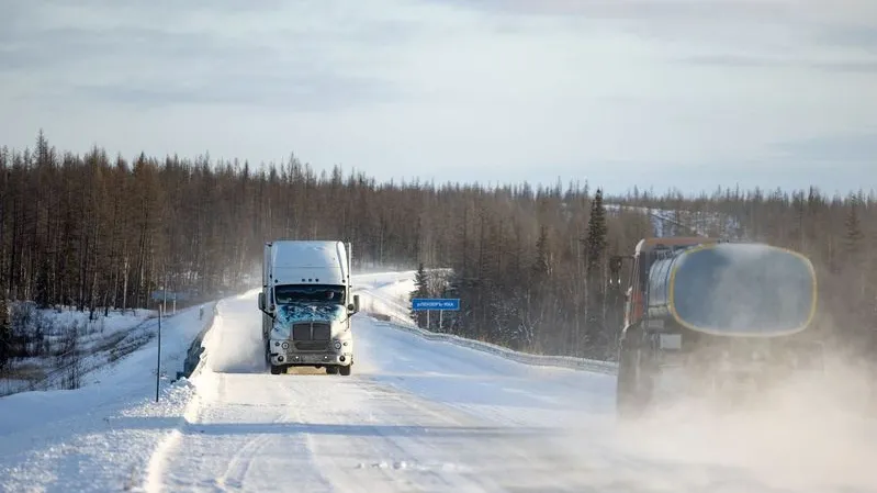 Ограничения для большегрузов должны сохранить состояние дорог округа. Фото: Сергей Зубков / «Ямал-Медиа»