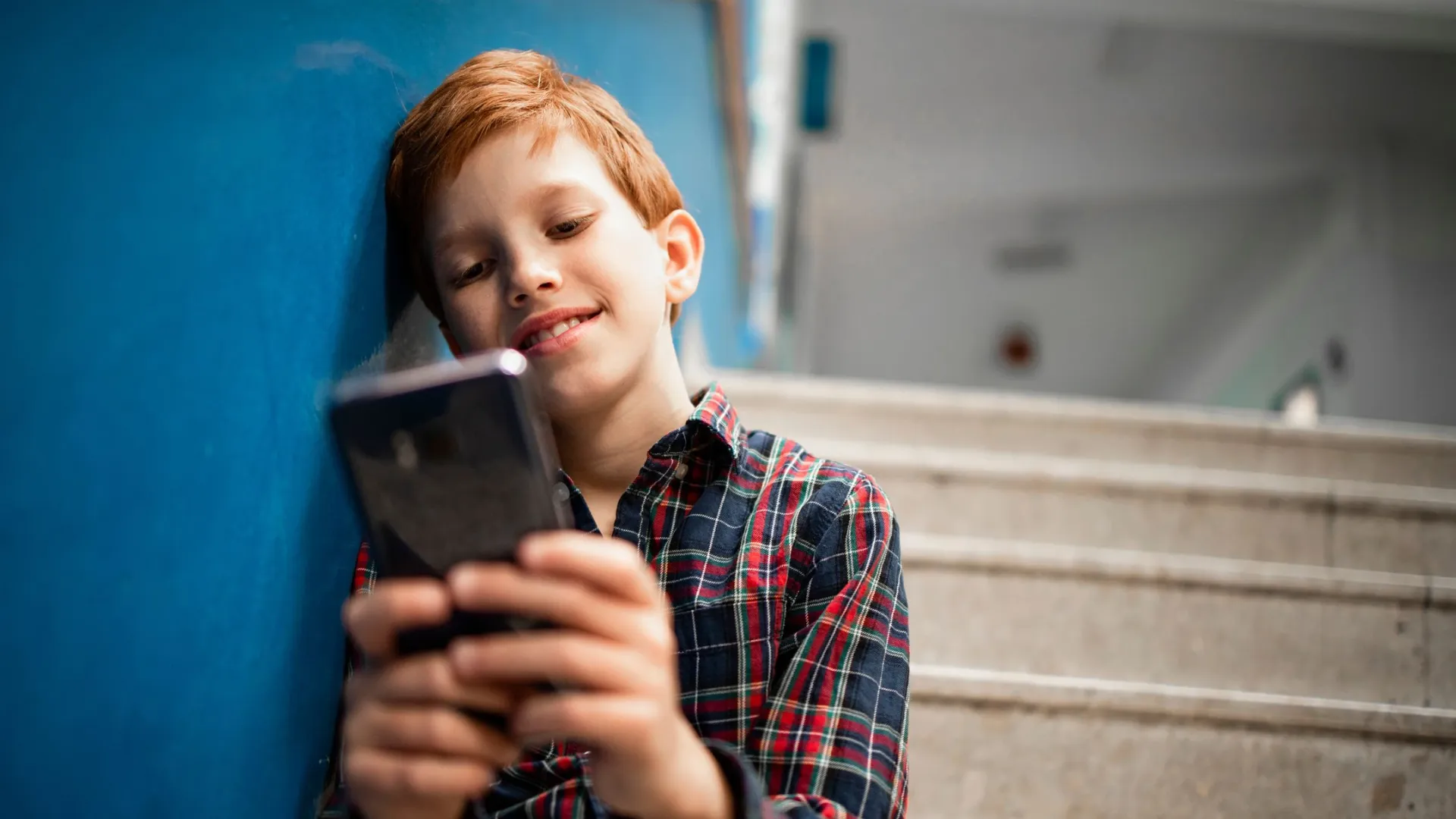 Безопасность использования мобильника — главное, что учитывают родители при покупке гаджета и установке приложений. Фото: Aleksandar Malivuk / shutterstock / Фотодом