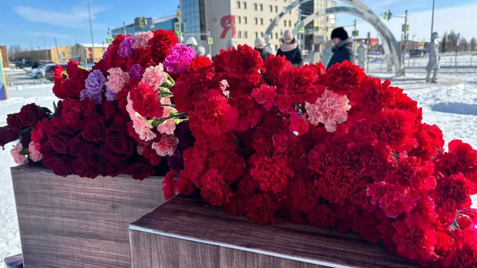 Жители Губкинского принесли живые цветы к стихийному мемориалу. Фото предоставлено ТРК «Вектор»