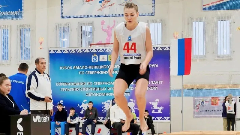 Юлия уже побила свой же рекорд по прыжкам через нарты, установленный в марте. Фото: t.me/yamal_sport_official
