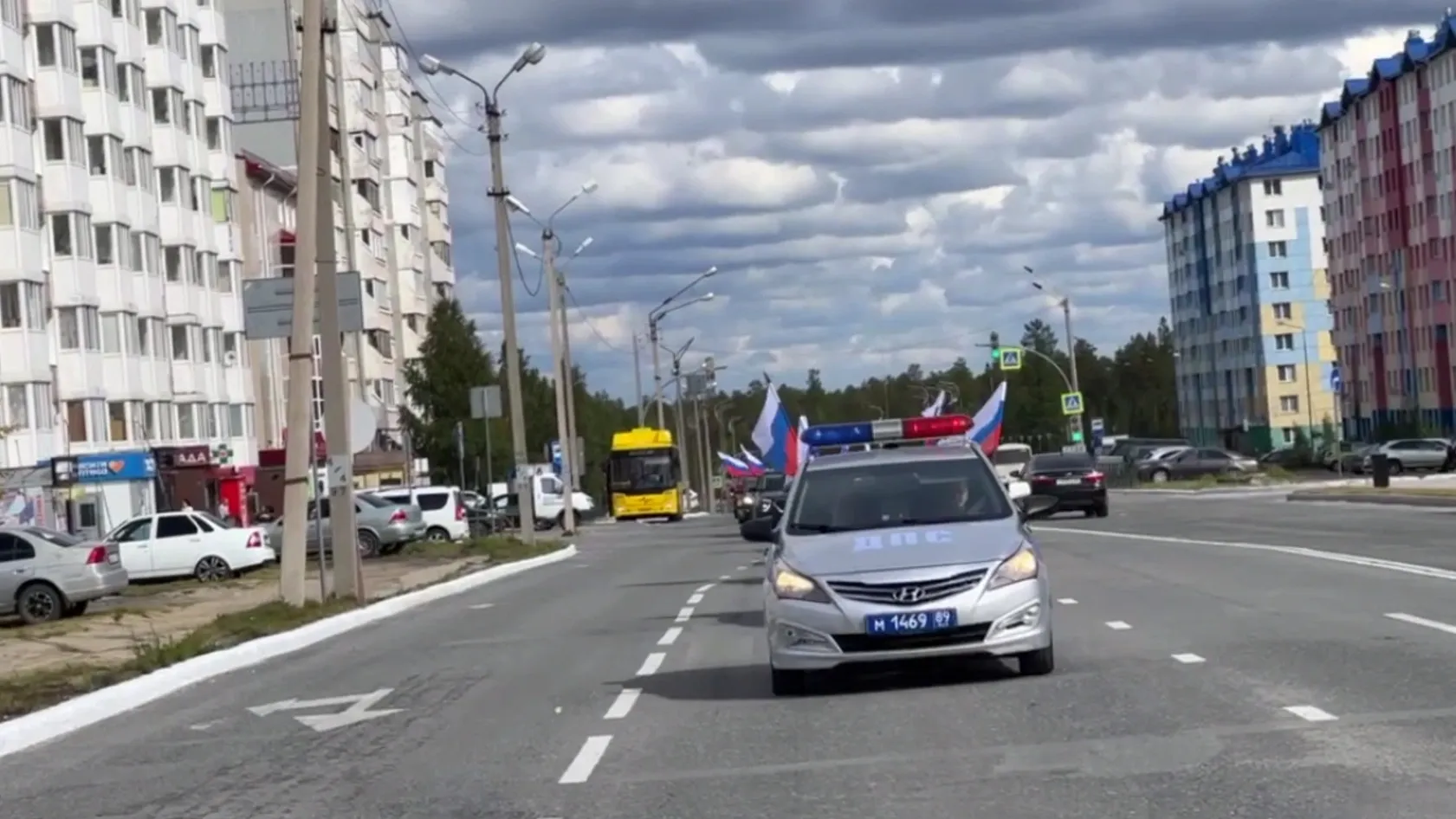 В Ноябрьске машины цветов российского флага прокатились по городу |  Север-Пресс