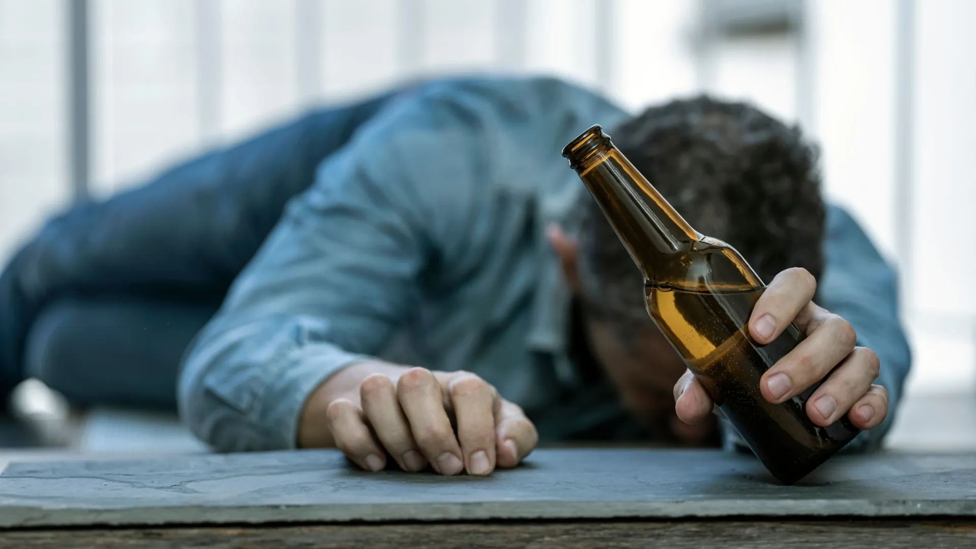 После длительных запоев у пивных алкоголиков наступает абстинентный синдром. Фото: rafa jodar / Shutterstock / Fotodom