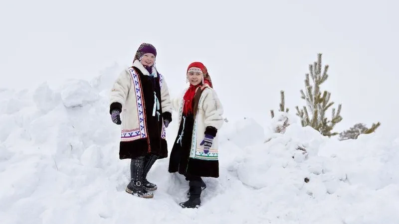 Девушки в традиционных хантыйских зимних ягушках с орнаментом. Фото: Nata Naumovec / Shutterstock / Fotodom