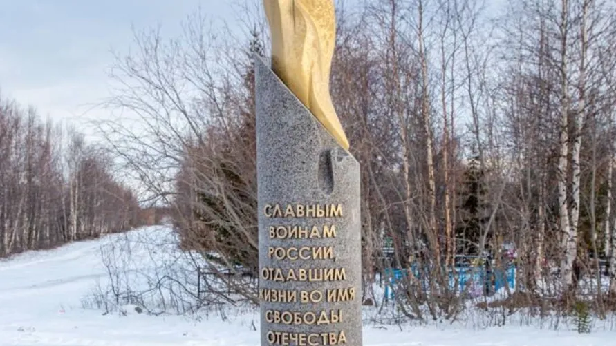 Свеча памяти на салехардском кладбище изготовлена из цельного мансуровского гранита. Фото: t.me/salekhard_admin