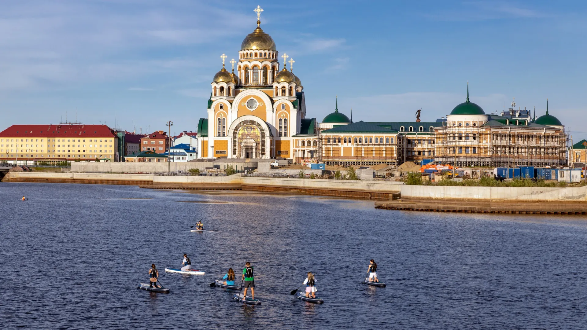 Пример, как летом ямальцы спасаются от жары. Фото: Василий Петров / «Ямал-Медиа»