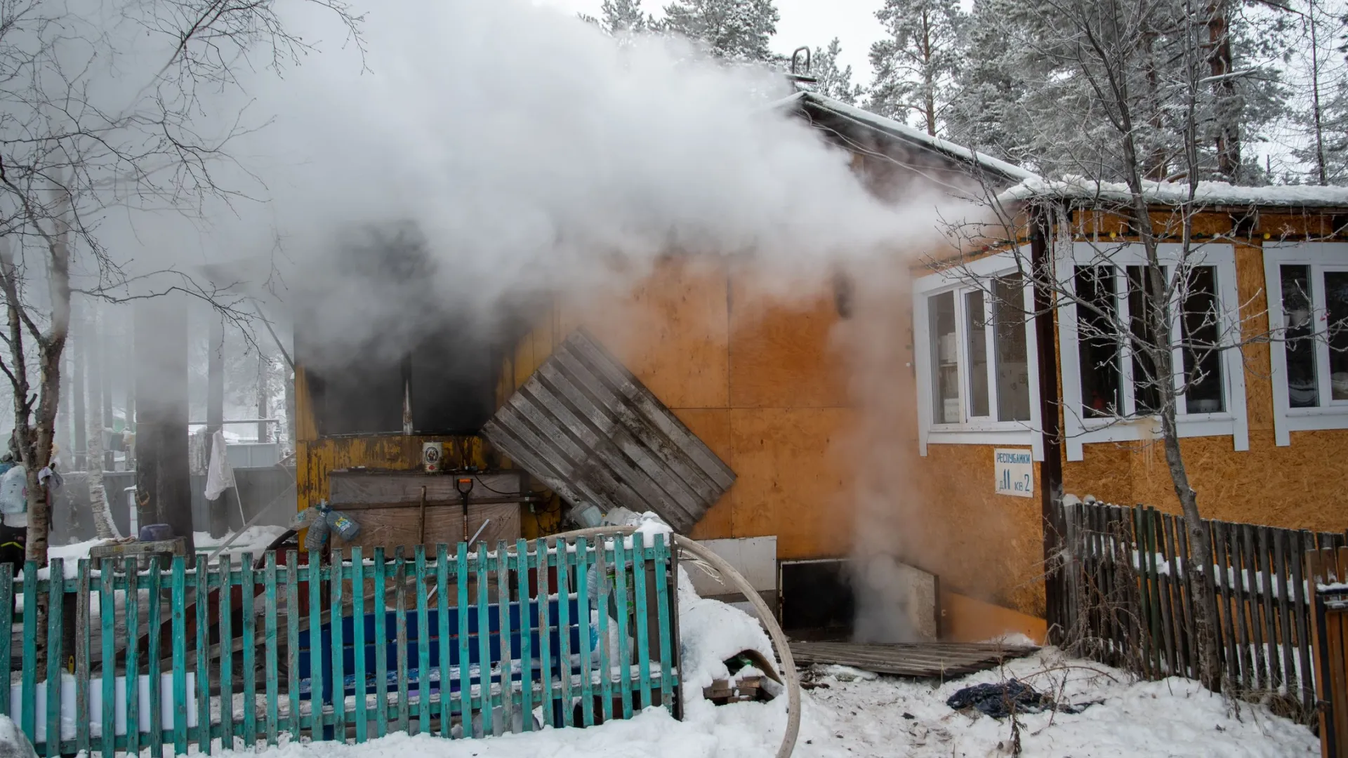 В Новом Уренгое горел частный дом. Фото: Юрий Здебский / «Ямал-Медиа»